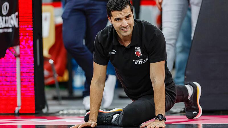 Bei den Aufwärmübungen vor dem Spiel betätigt sich Brose-Athletikcoach Roberto Molina Romero als „Vorturner“.