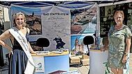 Am Stand in der Leipziger Innenstadt: Thermenkönigin Jennifer II. und Angelika Hümmer von der Obermain-Therme stellen Bad Staffelstein vor.