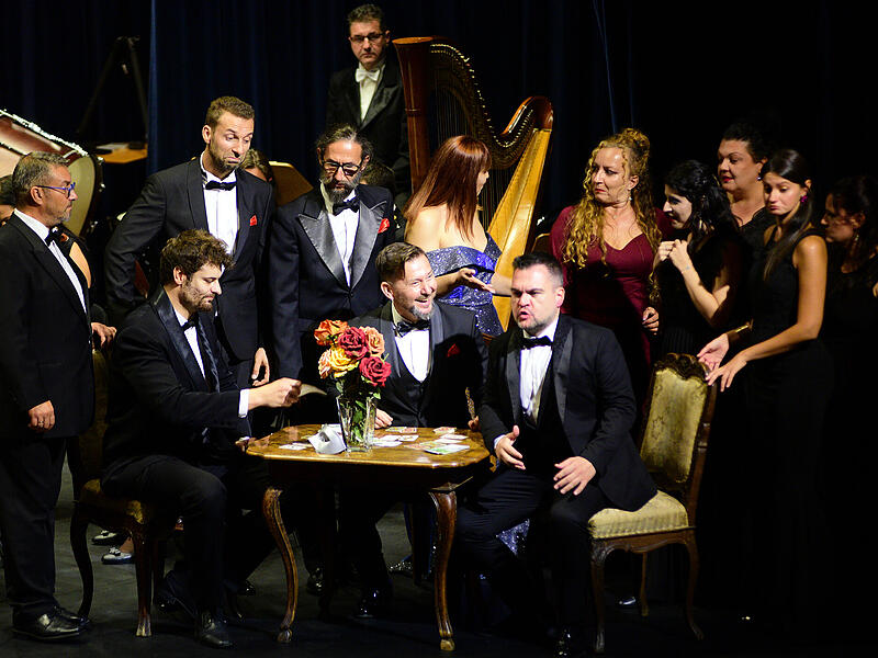Mit Smoking am Spieltisch: La Traviata mal anders.