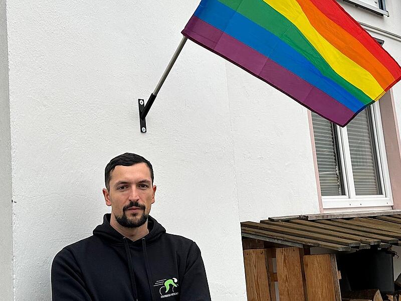 Manuel Heilmann aus Hausen kann es nicht glauben: Vermummte haben die Regenbogenflagge des Nachts abgeh&auml;ngt und durch eine Deutschlandflagge ersetzt. Warum der Fahrradh&auml;ndler und Gr&uuml;nenpolitiker nicht an einen Scherz glaubt.