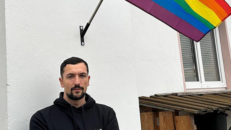 Manuel Heilmann aus Hausen kann es nicht glauben: Vermummte haben die Regenbogenflagge des Nachts abgeh&auml;ngt und durch eine Deutschlandflagge ersetzt. Warum der Fahrradh&auml;ndler und Gr&uuml;nenpolitiker nicht an einen Scherz glaubt.