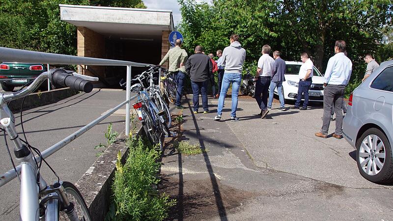 Auf der Parkplatzfläche rechts der Unterführung zu den Bahnsteigen auf der Eltmanner Seite des Bahnhofes Ebelsbach-Eltmann will die Stadt Eltmann ordentliche Fahrradstellplätze schaffen, dieser Beschluss fiel schon bei einer Ortseinsicht im Sommer... Auf der Parkplatzfläche rechts der Unterführung zu den Bahnsteigen auf der Eltmanner Seite des Bahnhofes Ebelsbach-Eltmann will die Stadt Eltmann ordentliche Fahrradstellplätze schaffen, dieser Beschluss fiel schon bei einer Ortseinsicht im Sommer...