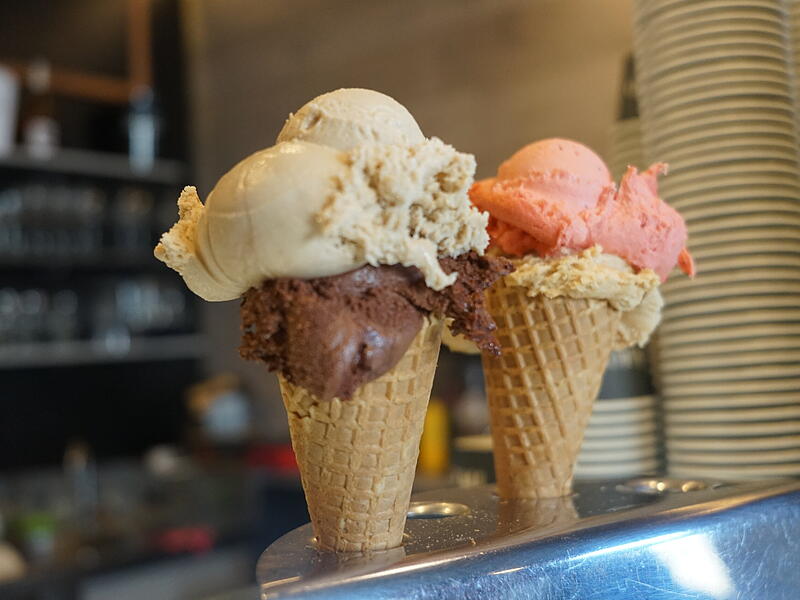 Minze oder doch lieber Erdnuss Karamell? Im Eiscaf&eacute; Il Gelato &eacute; pi&uacute; in Eckental bekommt man beides.