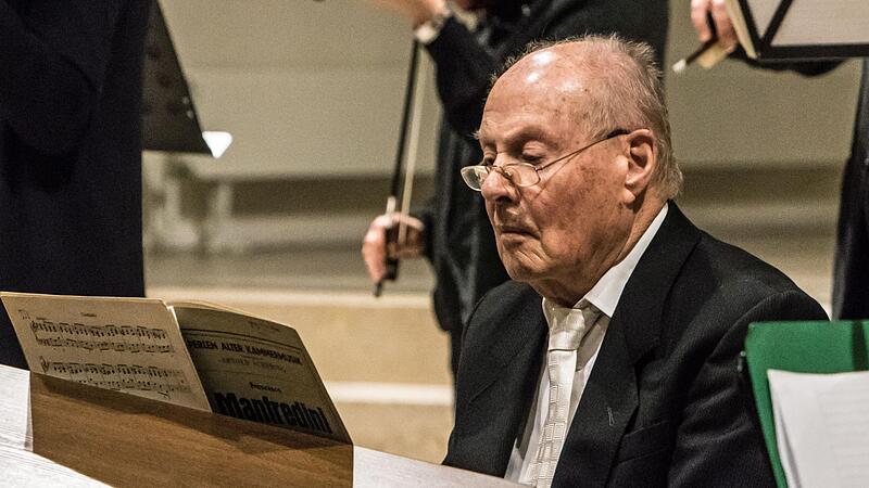 Bei der sommerlichen Serenade am 30. Juli in Ahorn wird Gerhard Deutschmann nach mehreren Jahrzehnten sein letztes Konzert als Cembalist f&uuml;r das Collegium musicum Coburg bestreiten. Am Donnerstag wird der Komponist 90. Jahre alt.