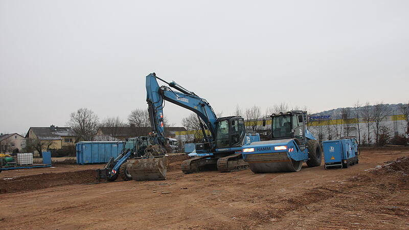 Bereits am vergangenen Montag (15. Januar 2024) begannen die Erdarbeiten für das neue Gebäude der Merkur-Privatbank in Hammelburg. Bis Anfang 2025 soll das Bauwerk dann fertig sein. Bereits am vergangenen Montag (15. Januar 2024) begannen die Erdarbeiten für das neue Gebäude der Merkur-Privatbank in Hammelburg. Bis Anfang 2025 soll das Bauwerk dann fertig sein.