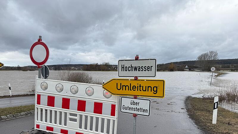 Hochwasser im Aischgrund: Die Lage am Freitag: Mehrere Fl&uuml;sse, wie die Aisch im Bereich von Adelsdorf, haben inzwischen so hohen Wasserstand, dass die Meldestufe 3 erreicht wurde.