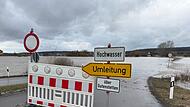 Hochwasser im Aischgrund: Die Lage am Freitag: Mehrere Fl&uuml;sse, wie die Aisch im Bereich von Adelsdorf, haben inzwischen so hohen Wasserstand, dass die Meldestufe 3 erreicht wurde.