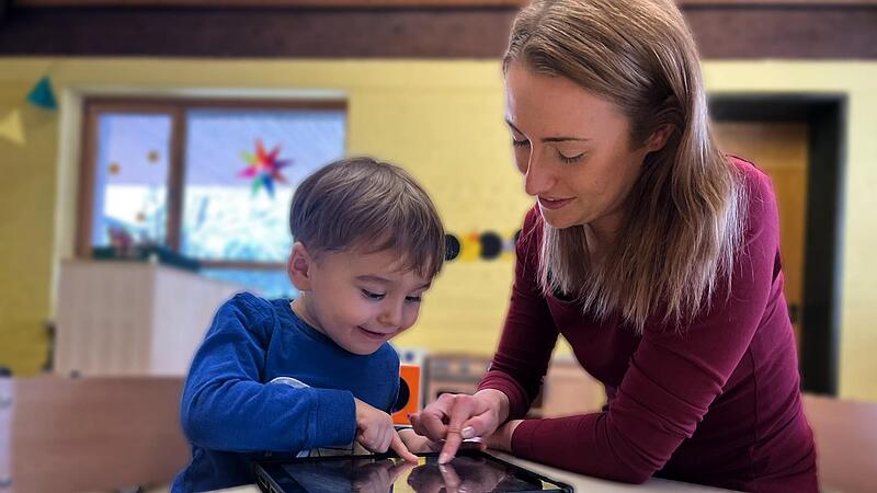 Lea Schmaus, Erzieherin und stellvertretende Leiterin der Städtischen Kindertagesstätte „Struwwelpeter“ Seßlach, zeigt Lui, wie er mit dem Tablet ein eigenes Memory erstellen kann.