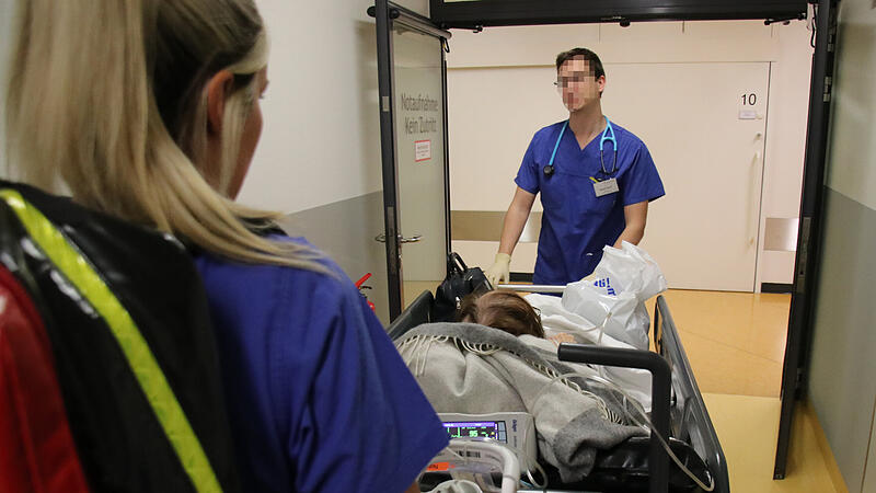 Eine Patientin wird in die Notaufnahme des Klinikums der Sozialstiftung Bamberg gebracht