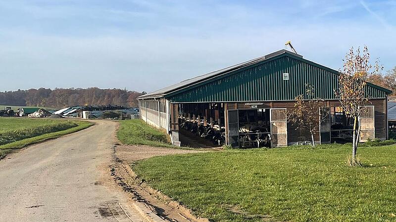 Blick auf das Anwesen der Firma Leyh Energy mit dem Stall im Vordergrund und der Biogasanlage, die sich dahinter anschließt.