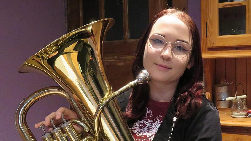 Eva H&auml;mmer mit ihrem Instrument. Ihre Lieblingsst&uuml;cke sind "Skyfall" und der "B&ouml;hmische Traum".