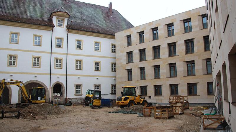 Auch an der Fassade sind die Arbeiten bereits abgeschlossen.