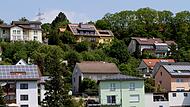 Der Klimapakt hat schon eine gute Basis in vielen Städten und Gemeinden: Wie hier ist der Südhang der Siedlung am Schönberg in Ebelsbach natürlich bestens für eine Photovoltaikanlage auf dem eigenen Dach geeignet und viele private Dächer sind scho...