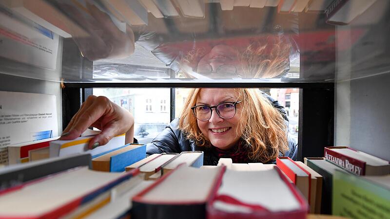 Prof. Dr. Andrea Bartl von der Uni Bamberg hat 2017 im Rahmen eines Literaturprojektes den Bücherschrank am Kranen vor der Teilbibliothek 5 ins Leben gerufen. Seitdem ist er ein beliebter Anlaufpunkt für Bamberger geworden.