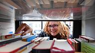 Prof. Dr. Andrea Bartl von der Uni Bamberg hat 2017 im Rahmen eines Literaturprojektes den Bücherschrank am Kranen vor der Teilbibliothek 5 ins Leben gerufen. Seitdem ist er ein beliebter Anlaufpunkt für Bamberger geworden.