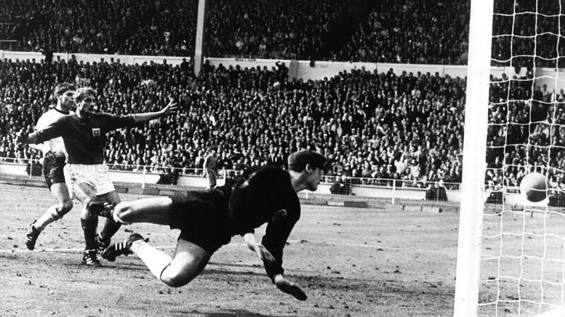 Tor oder nicht Tor? Im Finale Deutschland gegen England bei der WM 1966 im Wembley-Stadion knallt der von Geoff Hurst (nicht im Bild) geschossene Ball hinter Torwart Hans Tilkowski von der Latte auf den Boden. Tor oder nicht Tor? Im Finale Deutschland gegen England bei der WM 1966 im Wembley-Stadion knallt der von Geoff Hurst (nicht im Bild) geschossene Ball hinter Torwart Hans Tilkowski von der Latte auf den Boden.