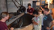 Maik Hofmann (.) und Robert Pfeiffer vom Verein Gemeinschaftsbrauerei erklären den Besuchern, wie hier das köstliche Roßfelder Bier gebraut wird. Maik Hofmann (.) und Robert Pfeiffer vom Verein Gemeinschaftsbrauerei erklären den Besuchern, wie hier das köstliche Roßfelder Bier gebraut wird.