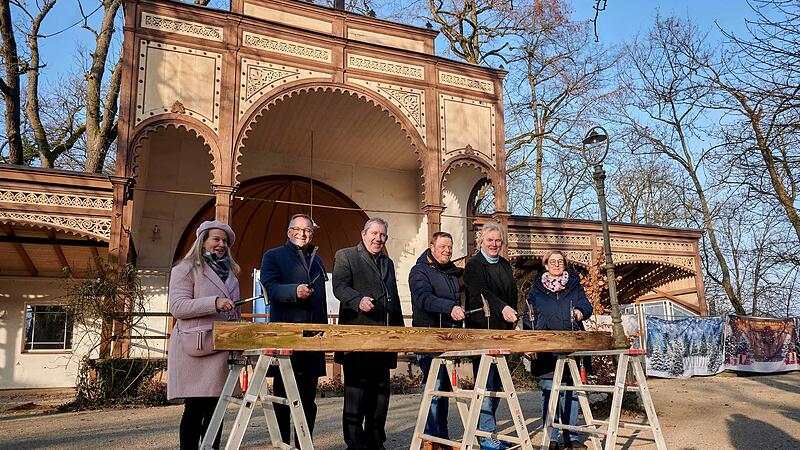Symbolische Hammerschl&auml;ge zum Startschuss f&uuml;r die Sanierung des Musikpavillons am &bdquo;Wilde Rose&ldquo;-Keller: (v.l.) Birgit Scheer vom F&ouml;rdermanagement der Stadt, Oberb&uuml;rgermeister Andreas Starke, MdB Andreas Schwarz, Tobias Konrad, Architekt Markus Hirt...