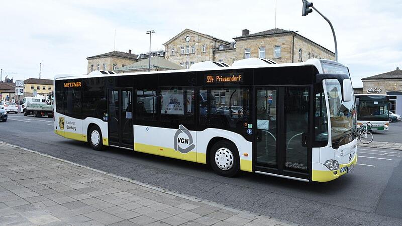 Einige Busse im künftigen Design fahren schon.