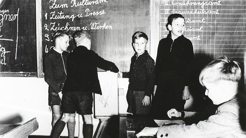 Im April 1948 läuft der reguläre Schulbetrieb in Kulmbach wieder. Schulrat Max Hundt ist stolz, mit durchschnittlich 46,5 Schülern pro Klasse einen für Bayern äußerst günstigen Schnitt erreicht zu haben. Im April 1948 läuft der reguläre Schulbetrieb in Kulmbach wieder. Schulrat Max Hundt ist stolz, mit durchschnittlich 46,5 Schülern pro Klasse einen für Bayern äußerst günstigen Schnitt erreicht zu haben.
