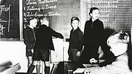 Im April 1948 läuft der reguläre Schulbetrieb in Kulmbach wieder. Schulrat Max Hundt ist stolz, mit durchschnittlich 46,5 Schülern pro Klasse einen für Bayern äußerst günstigen Schnitt erreicht zu haben.