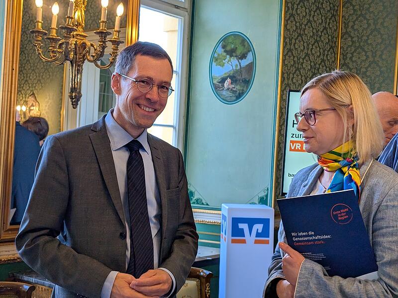 Marcus Rudolf Axt, Intendant der Bamberger Symphoniker, im Gespr&auml;ch nach der Pressekonferenz.