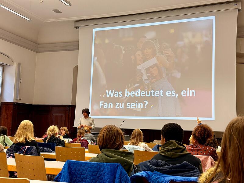 Kinder im Hörsaal. So etwas sieht man nicht alle Tage. Genau genommen nur einmal im Semester.