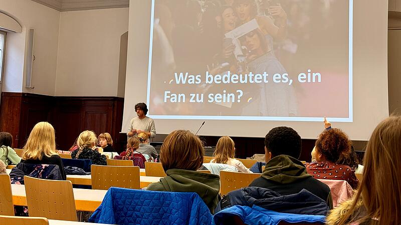 Kinder im Hörsaal. So etwas sieht man nicht alle Tage. Genau genommen nur einmal im Semester.