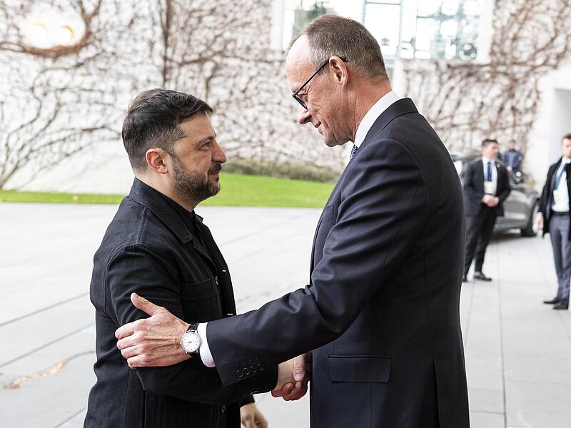 Bundeskanzler Friedrich Merz (rechts) begrüßt den ukrainischen Präsidenten Wolodymyr Selenskyj zu Gesprächen im Kanzleramt. Bundeskanzler Friedrich Merz (rechts) begrüßt den ukrainischen Präsidenten Wolodymyr Selenskyj zu Gesprächen im Kanzleramt.
