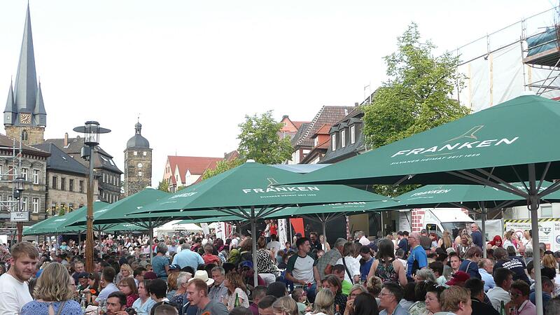 Auch am Abend noch bei angenehmen Temperaturen mit Freunden oder der Familie draußen zu sitzen und Live-Musik zu hören – das genossen die Besucher des Lichtenfelser Weinfestes am vergangenen Wochenende. Auch am Abend noch bei angenehmen Temperaturen mit Freunden oder der Familie draußen zu sitzen und Live-Musik zu hören – das genossen die Besucher des Lichtenfelser Weinfestes am vergangenen Wochenende.