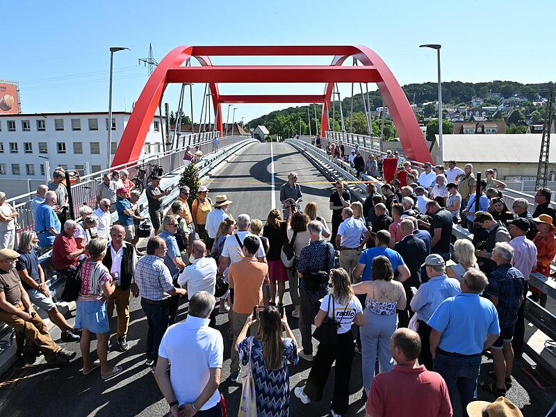 Feierliche Wiederer&ouml;ffnung der Br&uuml;cke am 7. Juli. Vor allem Radfahrer waren aber schnell ern&uuml;chtert.Forchheim & Fr&auml;nkische Schweiz