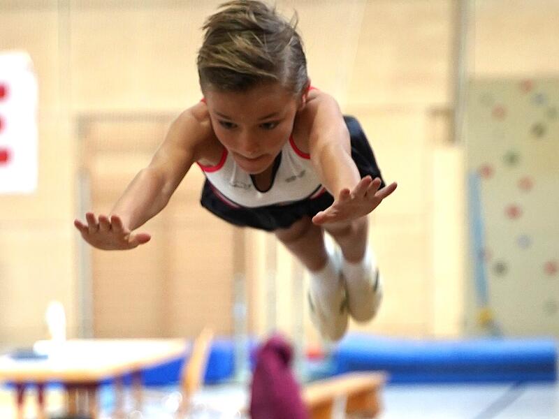Der neunjährige Willi Rödiger von der TS Lichtenfels beim Sprung.