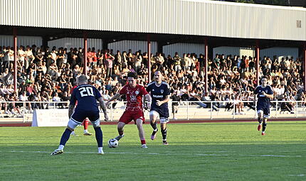 Eine voll besetzte Trib&uuml;ne im Dr.-Stocke-Stadion: Ein Anblick mit Seltenheitswert.