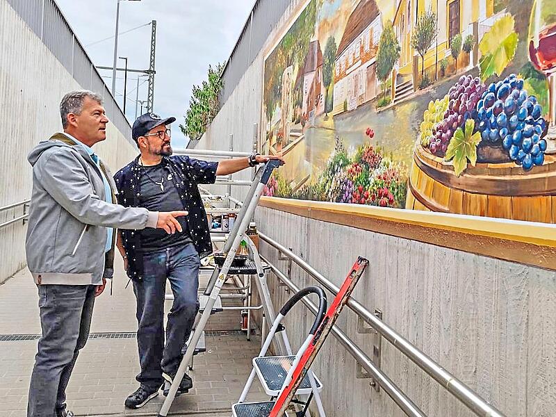 Staffelbach ist noch in Arbeit, B&uuml;rgermeister Carsten Joneitis (links) fragt bei Claudio Osorio nach. Anette Schreiber