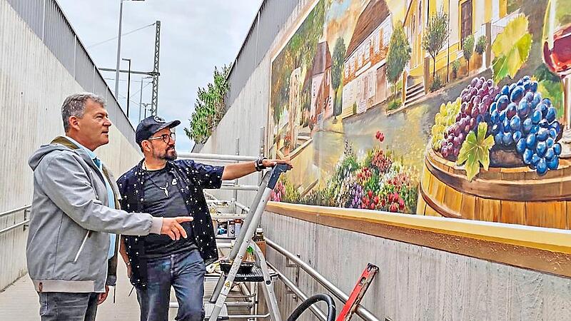 Staffelbach ist noch in Arbeit, Bürgermeister Carsten Joneitis (links) fragt bei Claudio Osorio nach. Anette Schreiber Staffelbach ist noch in Arbeit, Bürgermeister Carsten Joneitis (links) fragt bei Claudio Osorio nach. Anette Schreiber