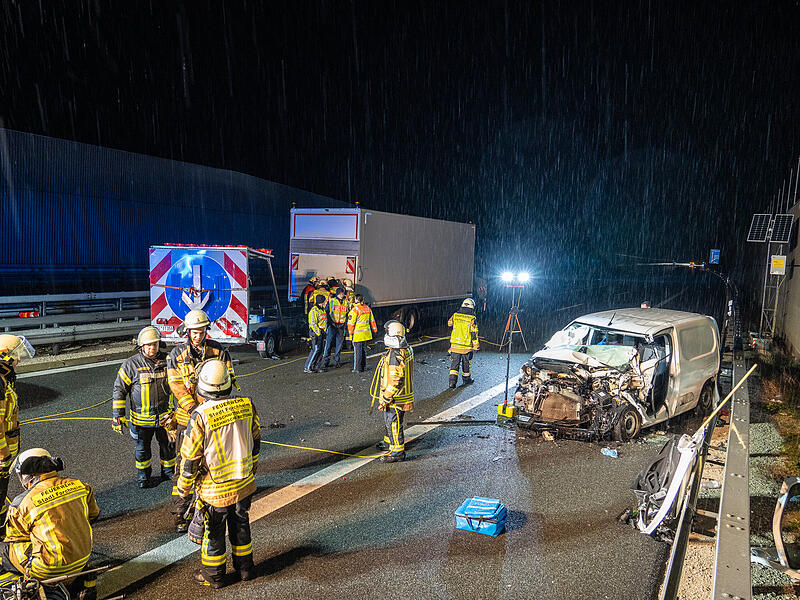 Der Fahrer musste von der Feuerwehr aus dem Auto befreit werdenForchheim & Fränkische Schweiz