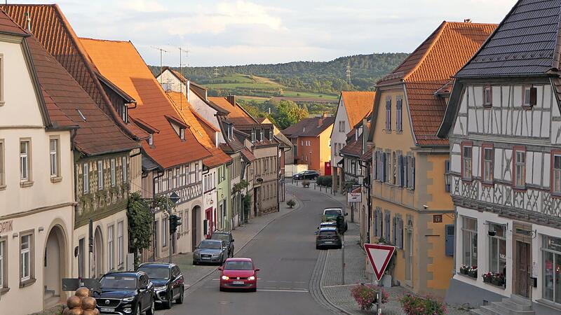 Der Zeiler Stadtrat beschloss eine Stellplatzverordnung für das gesamte Stadtgebiet und die Stadtteile, in der künftig verbindlich fest geregelt wird, wie viele Stellplätze bei Neubauten oder Umnutzungen nachzuweisen sind.