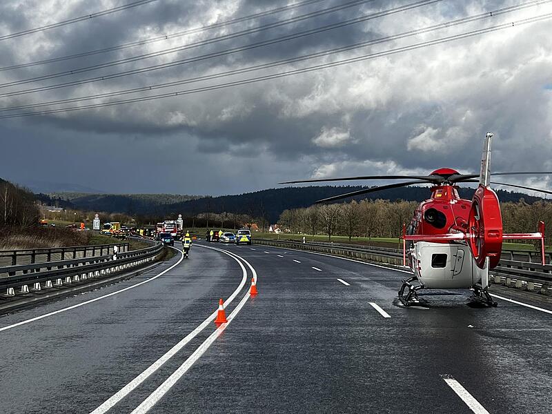 Die B4 war am Mittwochnachmittag f&uuml;r mehrere Stunden voll gesperrt.