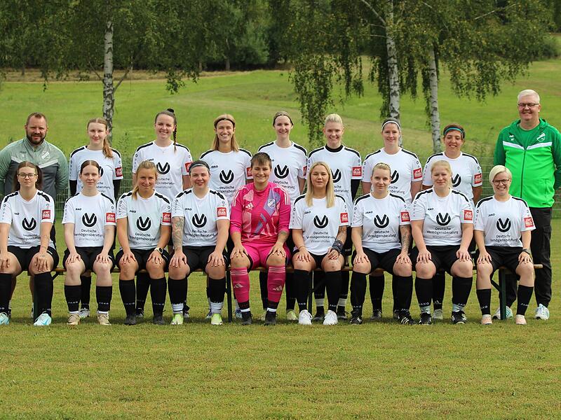 Die Mannschaft des SV Hutschdorf mit ihrem neuen Trainer Timo Schneider (hinten von links) führt nach dem 1. Spieltag die Tabelle der Bezirksliga Ost an.