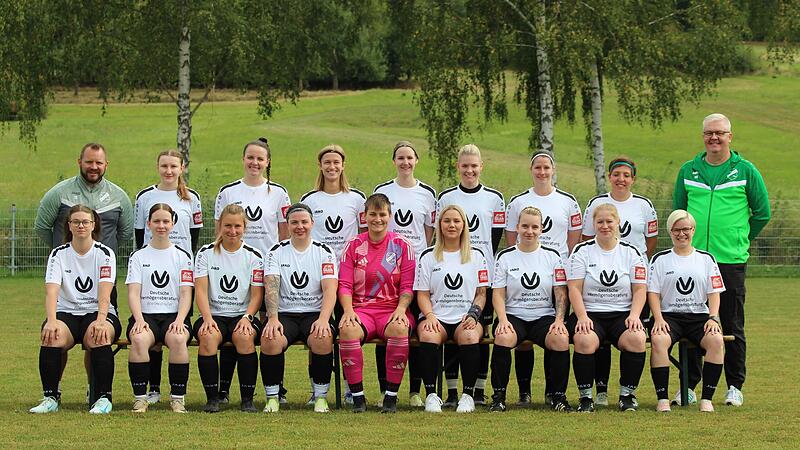 Die Mannschaft des SV Hutschdorf mit ihrem neuen Trainer Timo Schneider (hinten von links) führt nach dem 1. Spieltag die Tabelle der Bezirksliga Ost an. Die Mannschaft des SV Hutschdorf mit ihrem neuen Trainer Timo Schneider (hinten von links) führt nach dem 1. Spieltag die Tabelle der Bezirksliga Ost an.