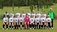 Die Mannschaft des SV Hutschdorf mit ihrem neuen Trainer Timo Schneider (hinten von links) führt nach dem 1. Spieltag die Tabelle der Bezirksliga Ost an.