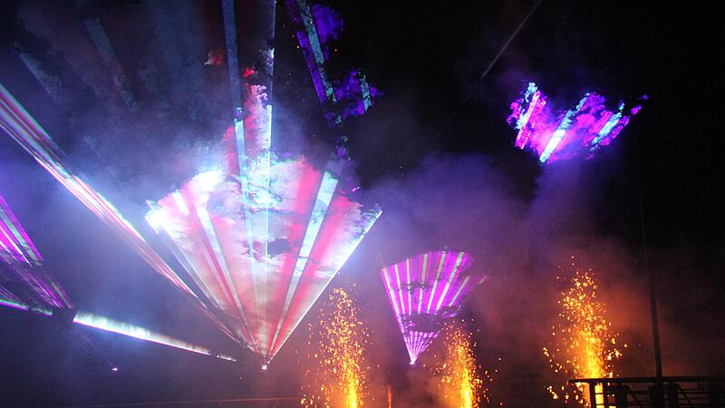 Die Laser-Show zieht nicht nur in ihren Bann, sie zieht auch ganz konkret viele Besucherinnen und Besucher an.