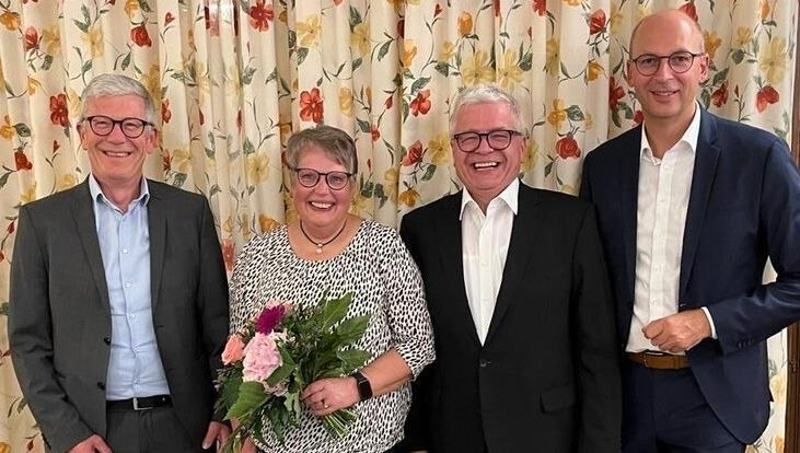 Anton Koch (Zweiter von rechts) mit seiner Partnerin Erika Koch und den beiden Bankvorständen Jürgen Klubertanz (links) und Rainer Geis (rechts) bei der offiziellen Abschiedsfeier.
