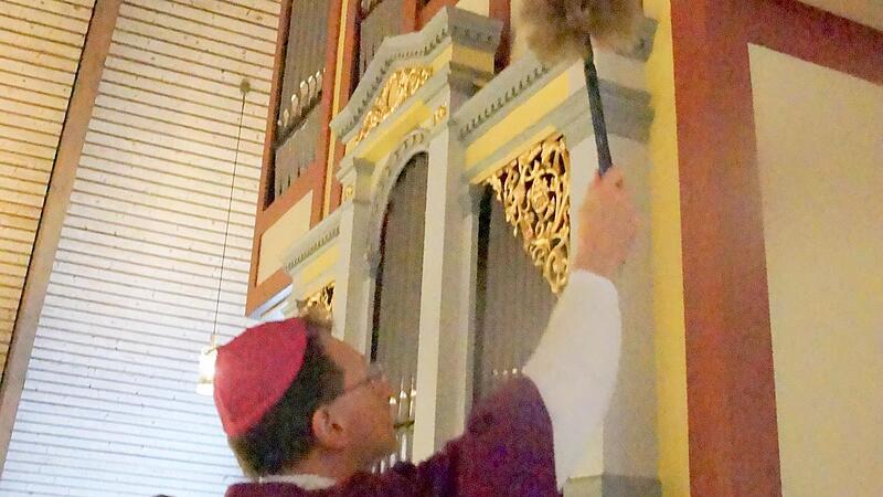 In einer feierlichen Zeremonie segnet Erzbischof Herwig Gössl die renovierte Orgel der Bischberger Pfarrkirche St. Markus.