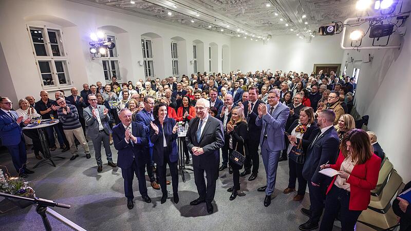 Klar im Mittelpunkt des Abends: Der bayerische Innenminister Joachim Herrmann erntete in der Alten Aula in M&uuml;nnerstadt viel Beifall.