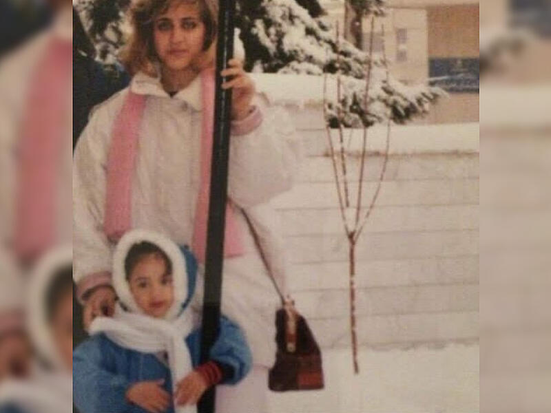Das Bild zeigt Sara Amirmoez-Kutlay mit ihrer Mutter.