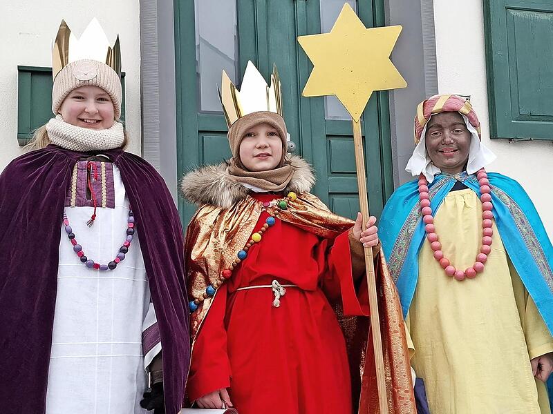 In Sche&szlig;litz sammelten als Heilige Drei K&ouml;nige Kaspar, Melchior und Balthasar unter anderem die Sch&uuml;lerinnen Antonia, Franziska und Vroni (von links).