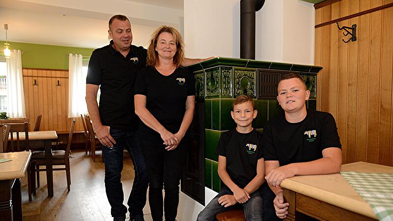 Freuen sich schon sehr auf die gro&szlig;e Er&ouml;ffnung am 1. September: Helmut und Daniela Windfelder mit ihren beiden S&ouml;hnen Michael (links) und Max in den schwarzen Shirts mit dem Logo des Bauernmuseums.