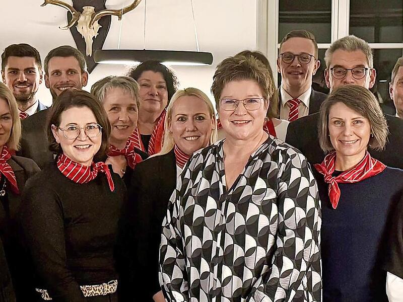 Vorstandsvorsitzender Roland Friedrich (3.v.r.), Vorstand Michael Rendl (4.v.l.) sowie die Bereichsleiter mit den diesj&auml;hrigen Dienst- und Betriebsjubilaren beim Gruppenfoto.