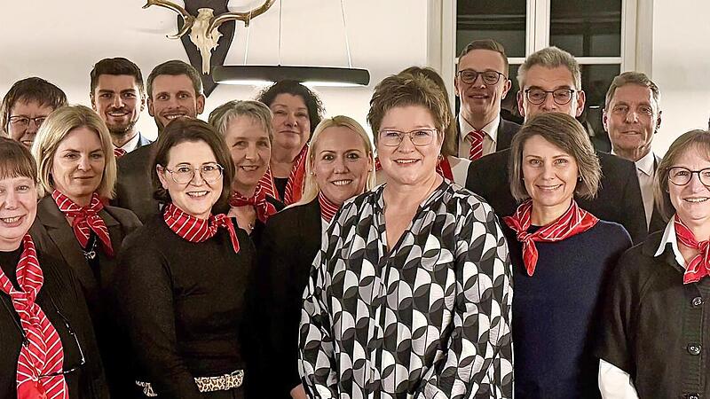 Vorstandsvorsitzender Roland Friedrich (3.v.r.), Vorstand Michael Rendl (4.v.l.) sowie die Bereichsleiter mit den diesj&auml;hrigen Dienst- und Betriebsjubilaren beim Gruppenfoto.